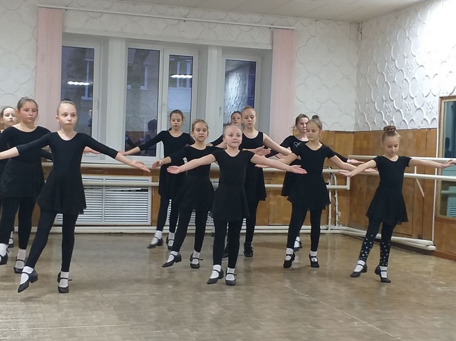 Открытое занятие в классе школы-студии хореографического ансамбля "Зоренька" Открытое занятие в классе школы-студии хореографического ансамбля "Зоренька"